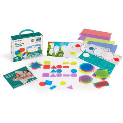 Kit educativo com formas geométricas coloridas translúcidas e cartões ilustrativos em embalagem verde.