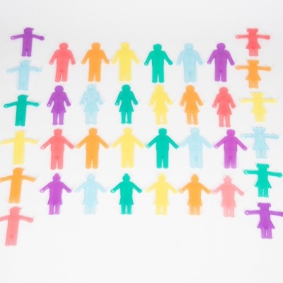 Figuras humanas de plástico coloridas em fundo branco