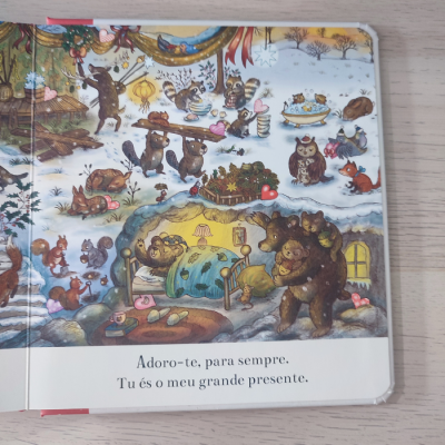 Página de livro infantil com ilustrações de animais e texto em português sobre presente