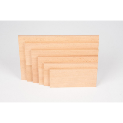 Conjunto de tábuas retangulares de madeira clara dispostas em escada