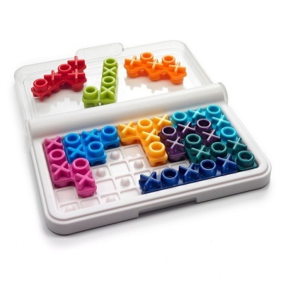 Jogo de puzzle com peças coloridas em tabuleiro branco