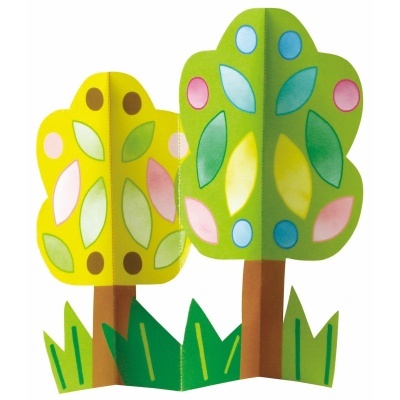 Duas árvores feitas de papel colorido em amarelo e verde com folhas e círculos decorativos.