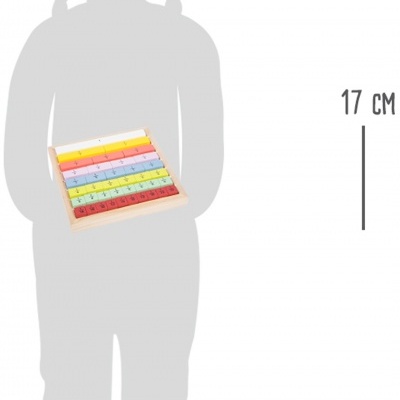 Brinquedo educativo infantil de madeira colorido com barras numeradas, segurado por criança silhoueta