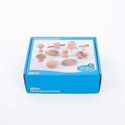 Caixa azul com conjunto de 10 peças de madeira natural para construir bonecos.