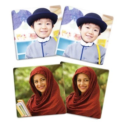 Quatro fotos de crianças com diferentes roupas e fundos