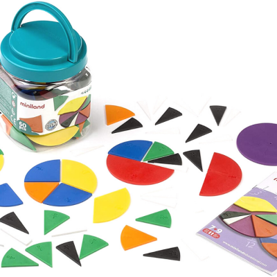 Frasco transparente com peças coloridas triangulares e semicirculares para jogo educativo