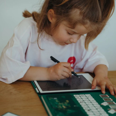 Criança a desenhar numa tablet digital com caneta preta