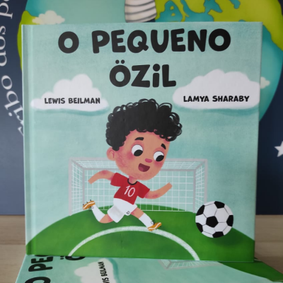 Capa de livro infantil O PEQUENO ÖZIL com ilustração de criança com bola de futebol