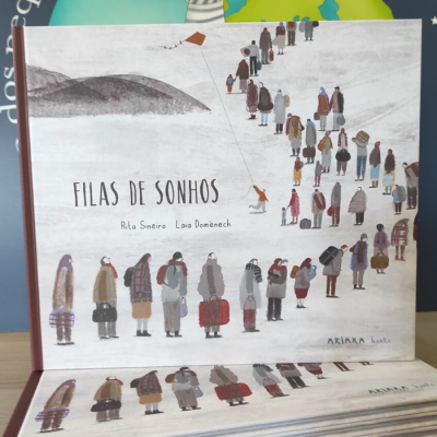 Capa de livro 'FILAS DE SONHOS' com ilustração de várias pessoas em fila