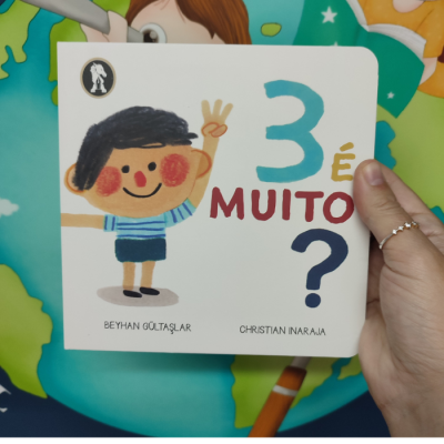 Capa de livro infantil com desenho de menino e texto '3 É MUITO ?'