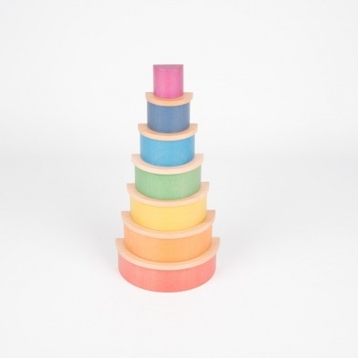 Torre de cubos empilháveis de madeira colorida em fundo branco