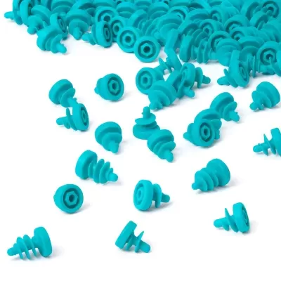 Vários tampões para ouvido azuis de silicone em fundo branco
