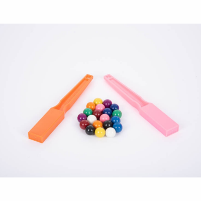 Espátulas laranja e rosa com bolinhas coloridas sobre fundo branco