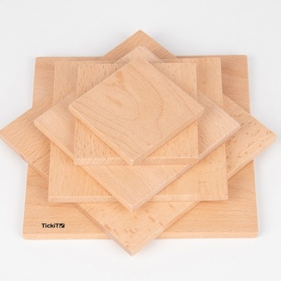 Tábuas de madeira empilhadas com inscrição TickiTTS