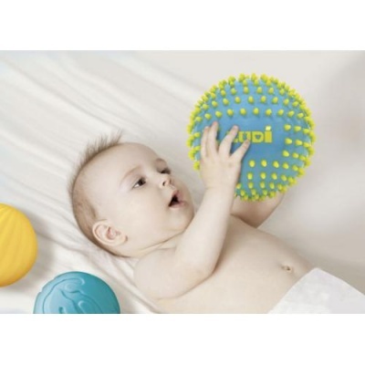 Bebé segurando bola azul com pontos amarelos e texto 'udi'