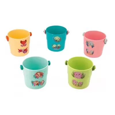 Cinco baldes de plástico coloridos com peixes desenhados