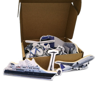 Recortes em cartão de vários meios de transporte em frente a uma caixa de cartão aberta