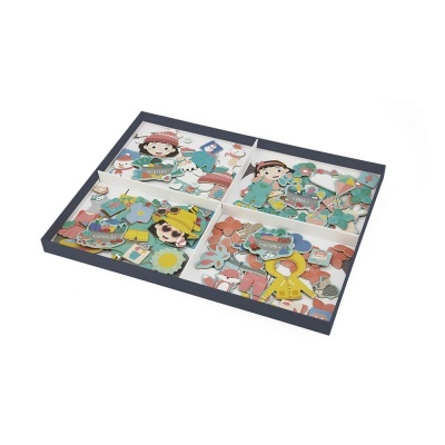 Jogo de construção de peças de madeira coloridas com figuras infantis em moldura preta