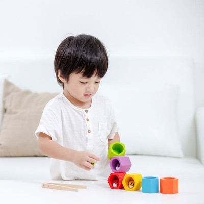 Menino a brincar com blocos coloridos empilhados
