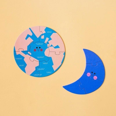 Dois puzzles de madeira coloridos para crianças