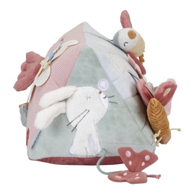 Brinquedo infantil macio triangular com coelho e borboletas em tons pasteis
