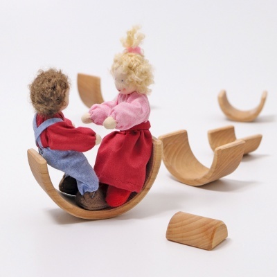 Figuras de duas pessoas em madeira curva sobre fundo branco