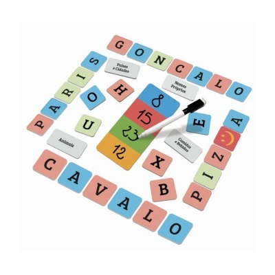 Peças coloridas com letras maiúsculas e etiquetas de texto para aprendizagem.