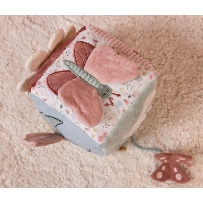 Cubo macio colorido com borboleta e fita anexada