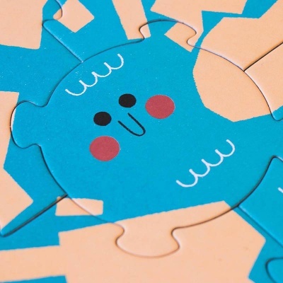 Peça de puzzle com desenho de caranguejo azul e bege