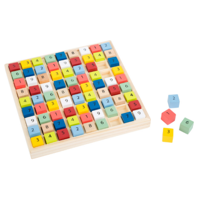 Tabuleiro de madeira com cubos coloridos numerados