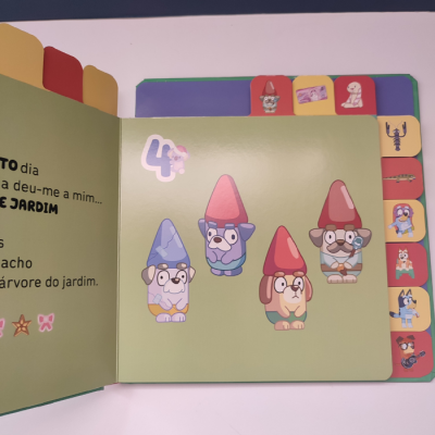 Páginas de livro infantil com cães de desenho animado coloridos e texto em português