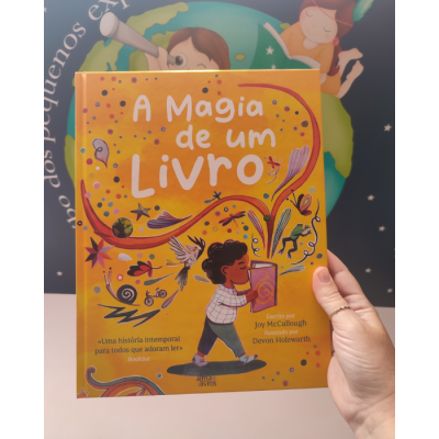 Capa de livro infantil amarelo com ilustrações coloridas e texto A Magia de um Livro