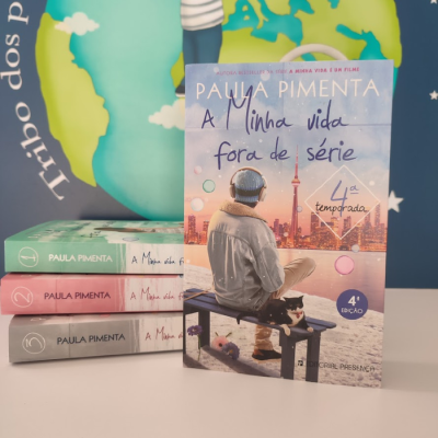 Capa do livro 'A Minha vida fora de série 4ª temporada' com ilustração de pessoa e gato, livros empilhados e globo terrestre ao fundo