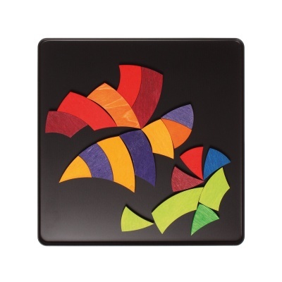 Puzzle de madeira colorido com várias peças em forma geométrica sobre base preta.