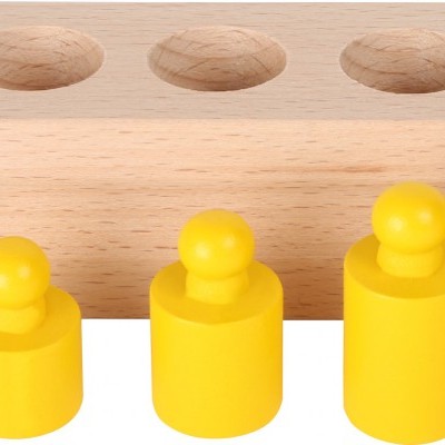 Brinquedo educativo de madeira com peças amarelas e bloco com buracos