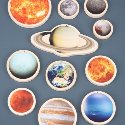 Painéis redondos e oval do sistema solar em fundo cinza