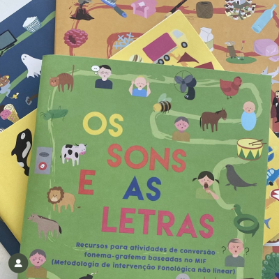 Capa de livro verde com título 'OS SONS E AS LETRAS' e ilustrações coloridas de animais e pessoas.