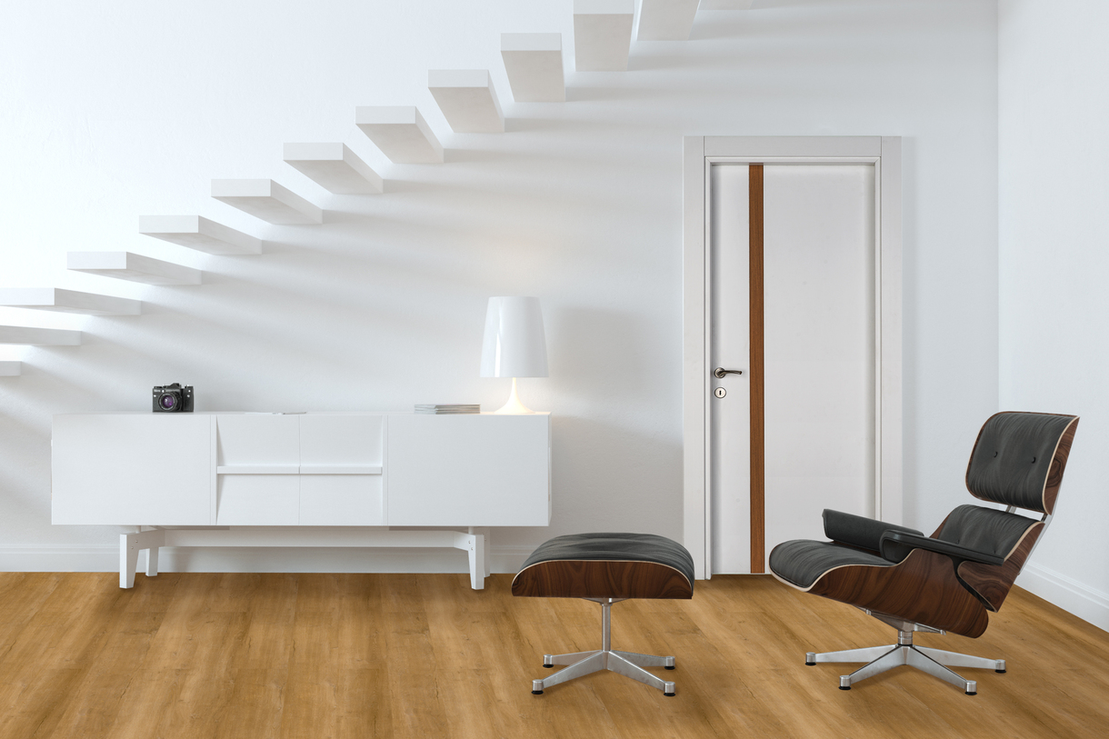 GRIT 1301 NOBLA — Pavimento LVT & SPC Série VIVA Modern living room with white sideboard, black leather and wood chair with ottoman, floating stairs, and door with brown strip