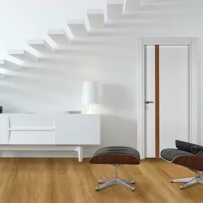 Sala com cadeiras em couro preto e móveis brancos, chão de madeira castanha