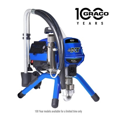 Máquina pneumática de pintura azul com estrutura metálica e mangueira preta