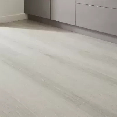 Piso em madeira clara com padrão natural e móveis cinzentos numa cozinha