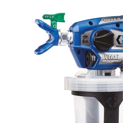 Máquina de pintura azul e preta TRIAx II Graco com adaptador verde e recipiente plástico