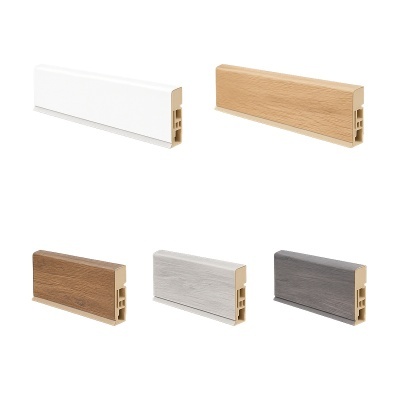 Rodapés de plástico em cinco cores diferentes sobre fundo branco.