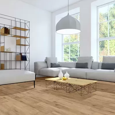 Sala de estar moderna com sofá cinzento, mesa de centro de madeira e luminária pendente branca