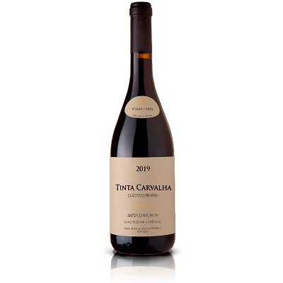 TINTA CARVALHA Garrafa de vinho tinto Tinta Carvalha 2019 com rótulo creme e tampa preta