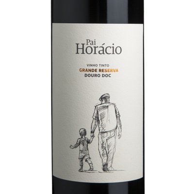 Pai Horácio Grande Reserva 2021 - Tinto Garrafa de vinho tinto com rótulo branco e desenho de um adulto e uma criança de mãos dadas