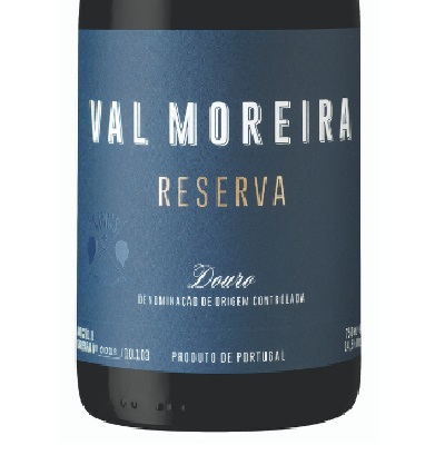 Quinta do Val Moreira - Reserva Tinto Rótulo de garrafa de vinho VAL MOREIRA RESERVA com fundo azul escuro e texto branco e dourado