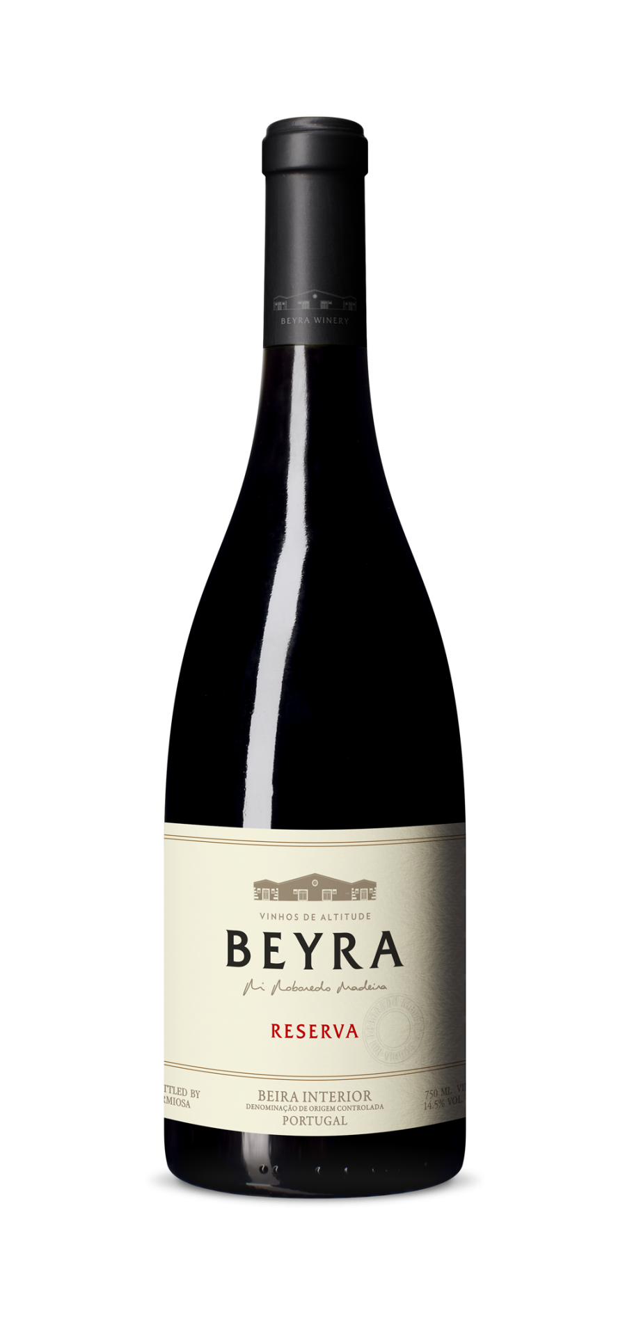 Beyra Reserva Tinto Garrafas de vinho tinto Reserva Beyra com rótulo creme e tampa preta