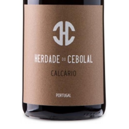 Herdade Do Cebolal Calcário Tinto 2014 Rótulo castanho claro de garrafa de vinho com texto HERDADE DO CEBOLAL CALCÁRIO PORTUGAL e logótipo branco