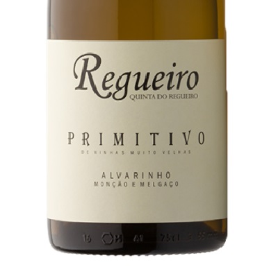 Quinta do Regueiro - Alvarinho Primitivo Garrafa de vinho branco Regueiro Primitivo com rótulo branco e texto preto
